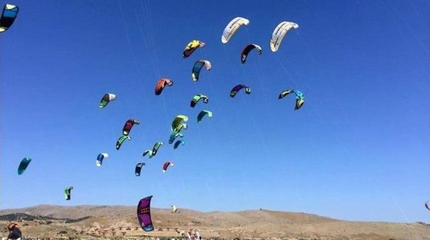 Kıtesurf U&ccedil;urtmaları G&ouml;k&ccedil;eada&rsquo;yı Renklendirdi