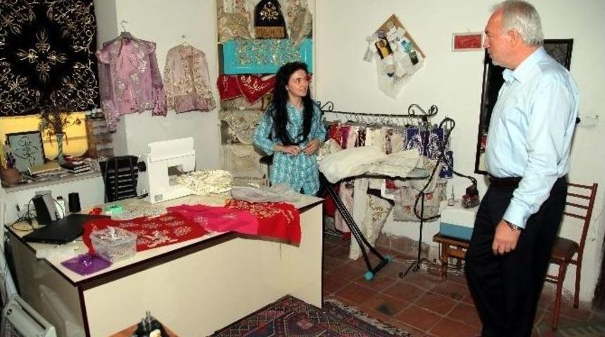 Başkan, R&uuml;stem Paşa Medresesi El Sanatları Ve K&uuml;lt&uuml;r Merkezi&rsquo;nde