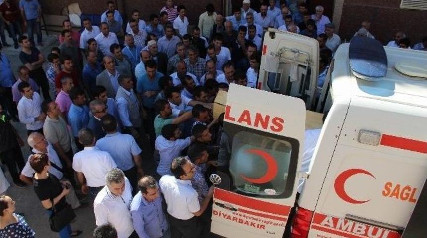 Pkk&rsquo;lıların &Ouml;ld&uuml;rd&uuml;ğ&uuml; Doktor Ağıtlarla Defnedildi