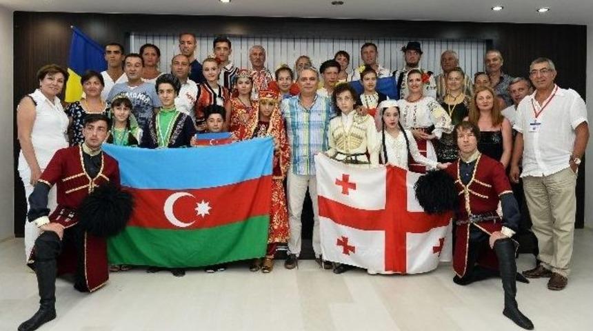 &Uuml;mit Uysal&rsquo;dan, Yabancı Misafirlere Barış Mesajı