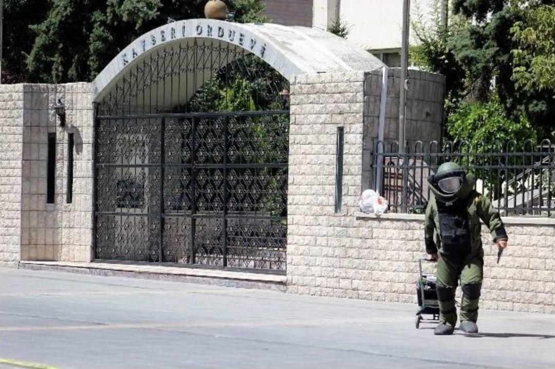 Ş&uuml;pheli Paketi G&ouml;rd&uuml;ler, Cep Telefonlarına Sarıldılar