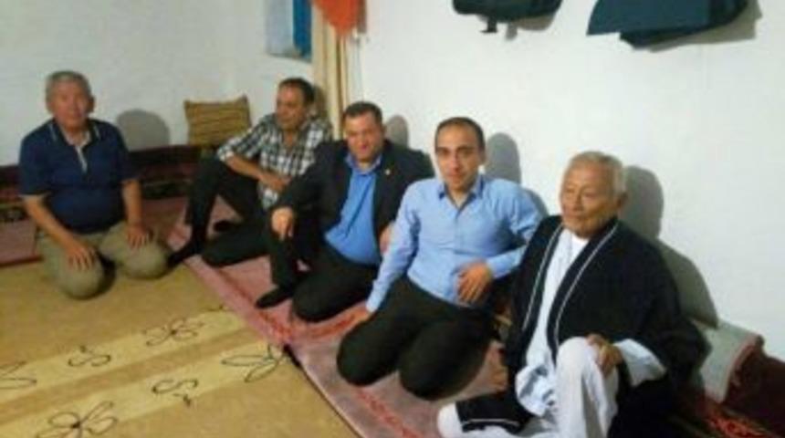 Kaymakam, Rahatsız Olan Doğu T&uuml;rkistan&rsquo;lı Yaşlı Adamı Ziyaret Etti