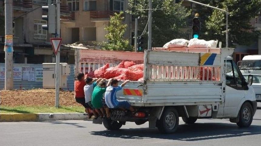 &Ccedil;ocuklar Adeta &Ouml;l&uuml;me Meydan Okudu