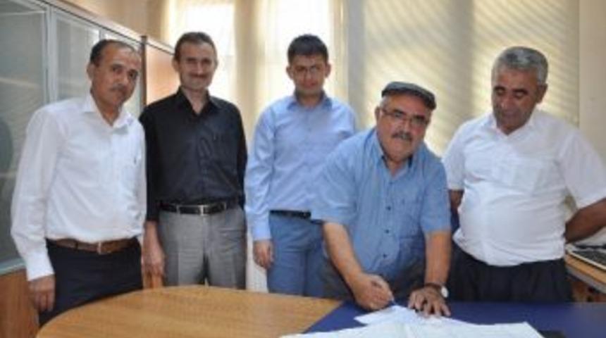 Eski Başkan, Okul İ&ccedil;in 3 Bin Metrekare Arsa Bağışladı