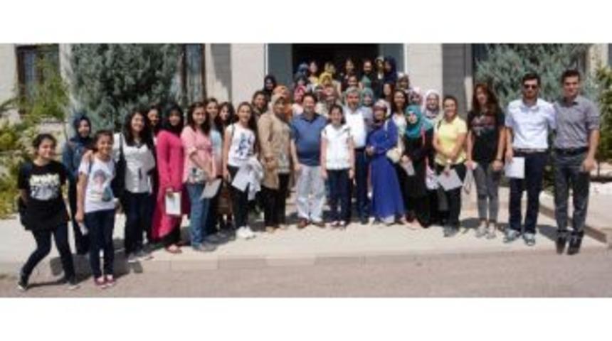 Yaz Okulunu Tamamlayan Öğrencilere Sertifika