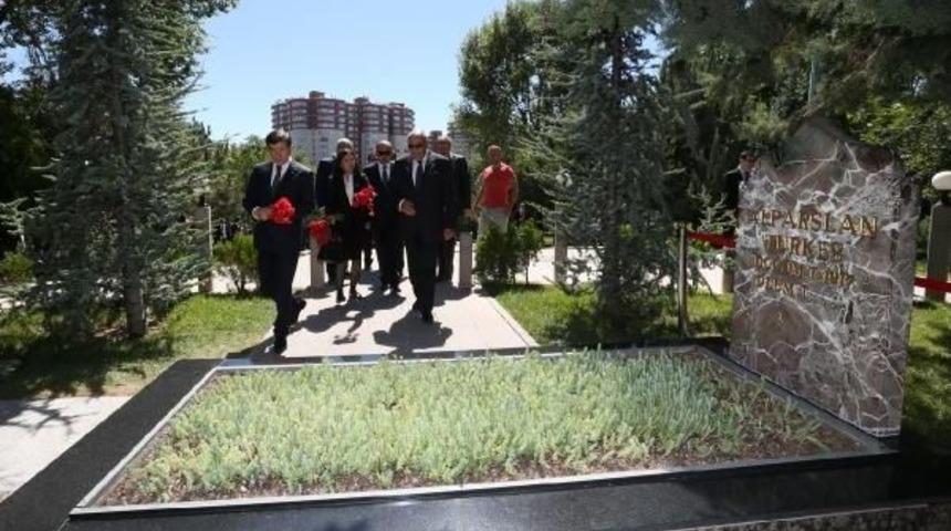 Davutoğlu Ve Tuğrul T&uuml;rkeş Alparslan T&uuml;rkeş'in Mezarını Ziyaret Etti
