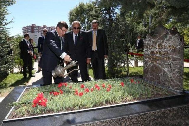 Davutoğlu Ve Tuğrul Türkeş Alparslan Türkeş'in Mezarını Ziyaret Etti