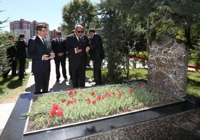 Davutoğlu Ve Tuğrul Türkeş Alparslan Türkeş'in Mezarını Ziyaret Etti