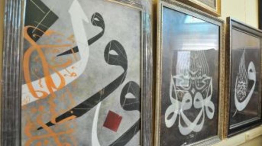 Yahyalı Camii&rsquo;nin Duvarlarında Usta Hattat Sakoğlu&rsquo;nun İzleri Yer Alıyor