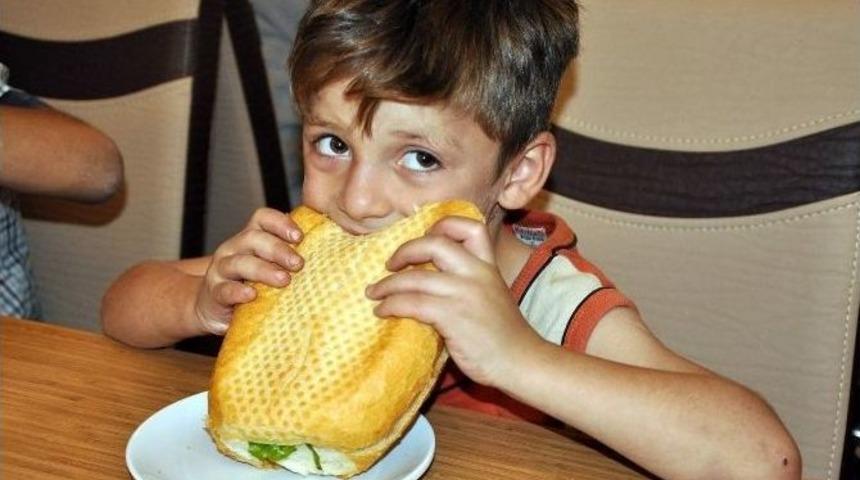 Suriyeli &Ccedil;ocuklara D&ouml;ner Ziyafeti