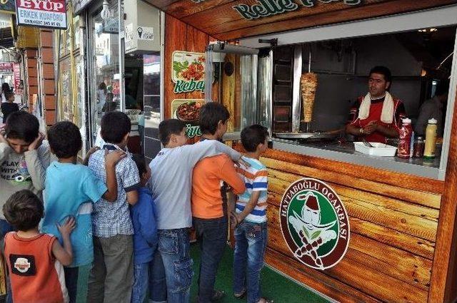 Suriyeli &Ccedil;ocuklara D&ouml;ner Ziyafeti 1