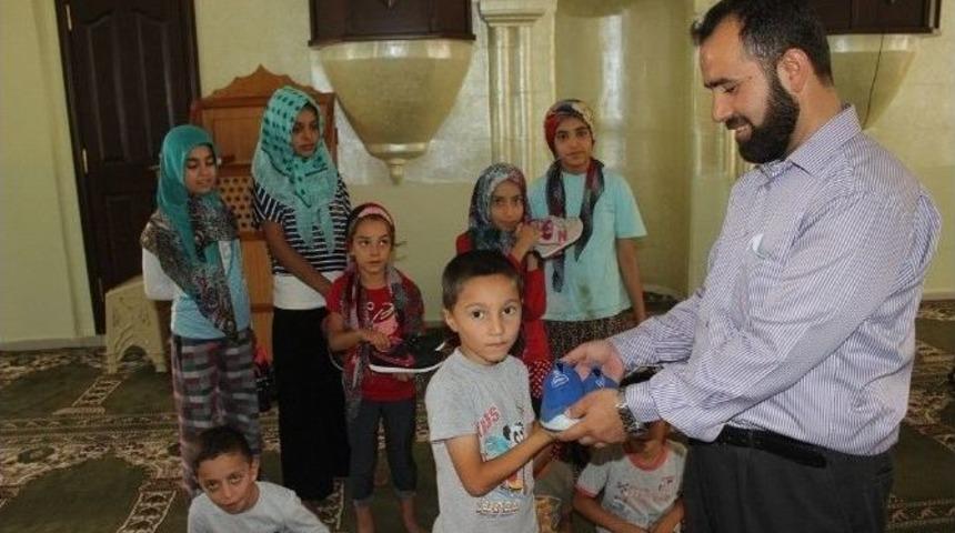 Yaz Kur&rsquo;an Kursuna Katılan &Ouml;ğrencilere Ayakkabı Yardımı