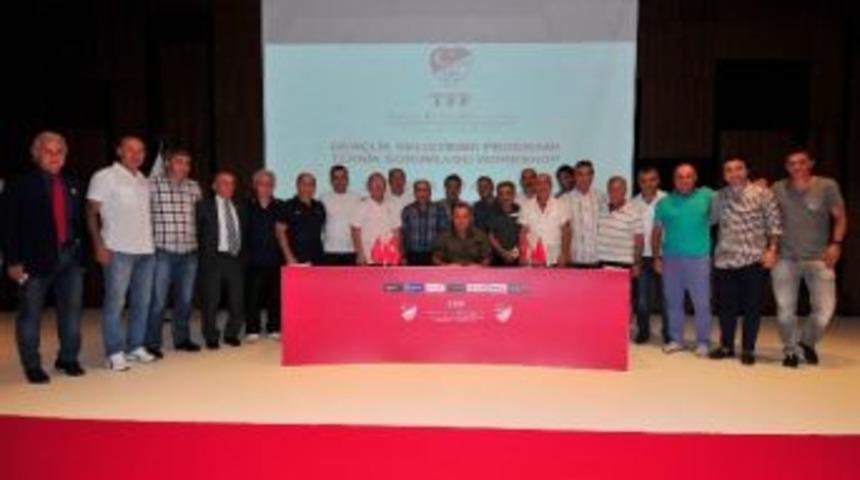 Fatih Terim&rsquo;den Alt Yapı Antren&ouml;rlerine Ders