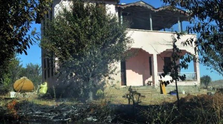 İtfaiye Aracı Hararet Yapınca Ekipler Yangını K&uuml;rekle S&ouml;nd&uuml;rd&uuml;