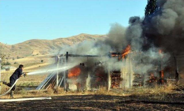 İtfaiye Aracı Hararet Yapınca Ekipler Yangını Kürekle Söndürdü