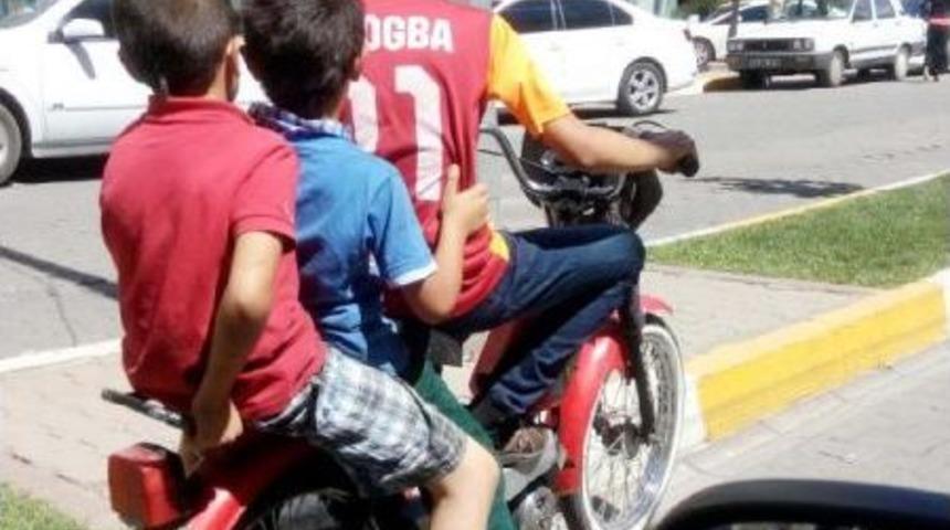 Siverek'te &Ccedil;ocukların Motosikletle Tehlikeli Yolculuğu