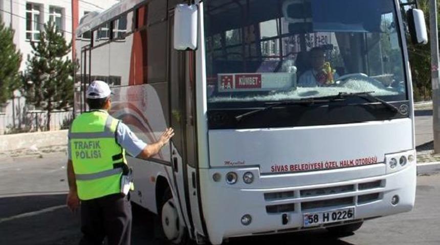 Denetlenen Halk Otob&uuml;slerinden Bı&ccedil;ak Ve Sopa &Ccedil;ıktı