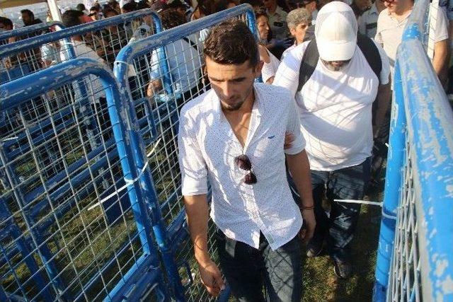 İzmir Barış Mitinginde Ter&ouml;r Propagandasına G&ouml;zaltı 1