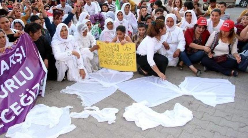 Şırnak'ta Kadınlar 'barış' I&ccedil;in Beyaz T&uuml;lbentlerini Yere Attı