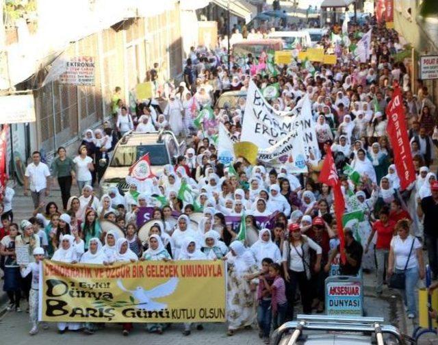 Şırnak'ta Kadınlar 'barış' Için Beyaz Tülbentlerini Yere Attı