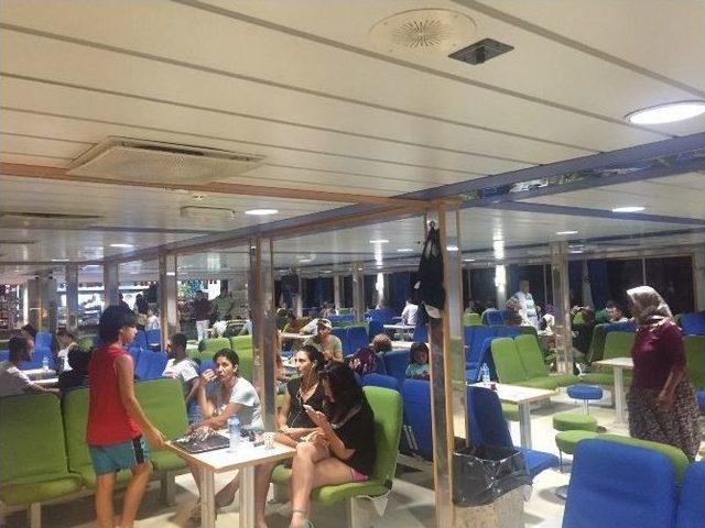 G&ouml;k&ccedil;eada Feribotu Arıza Yaptı 1