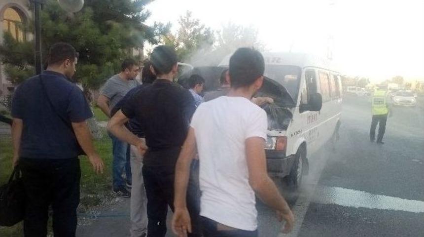 İş&ccedil;ileri Taşıyan Minib&uuml;s Alev Aldı