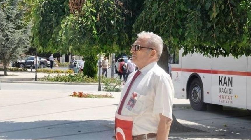 (&ouml;zel Haber) Şehit Babasından Tek Başına Saygı Duruşu