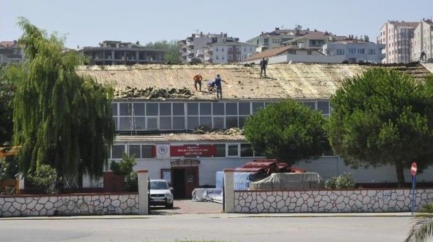 Ak&ccedil;akoca Spor Salonunun &Ccedil;atısı Onarılmaya Başladı