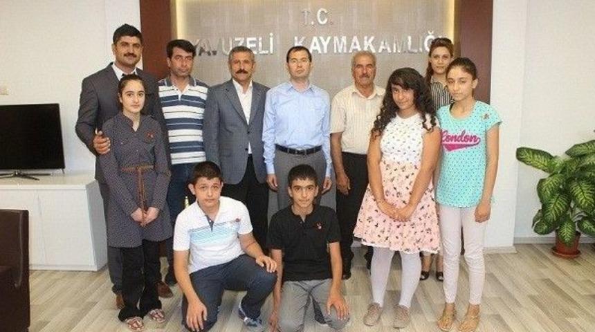 Muhtar Fen Lisesini Kazanan &Ccedil;ocuklara Altın Hediye Etti