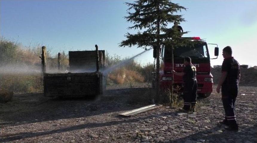 Yanan Kamyonunu İtfaiyeye S&uuml;rd&uuml;