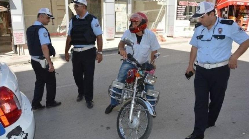 Niksar&rsquo;da Motosiklet S&uuml;r&uuml;c&uuml;lerine Kask Uyarısı