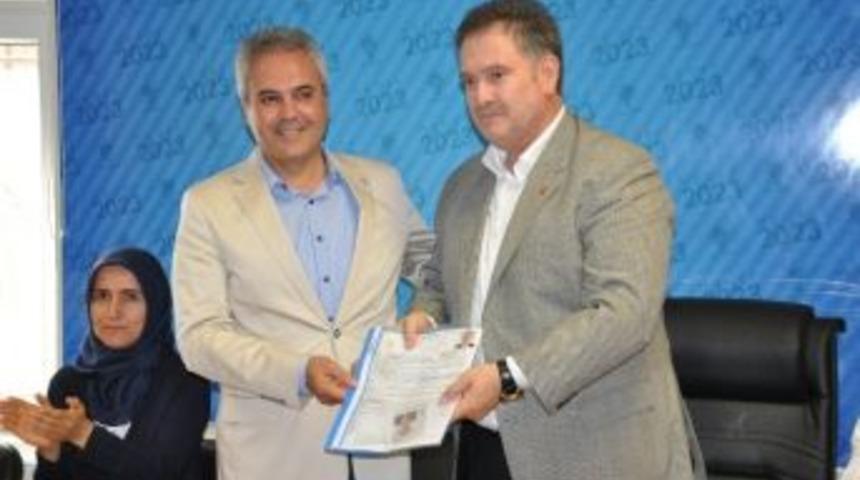 Eski Rekt&ouml;r Uysal, Adaylık Başvurusunu Yaptı