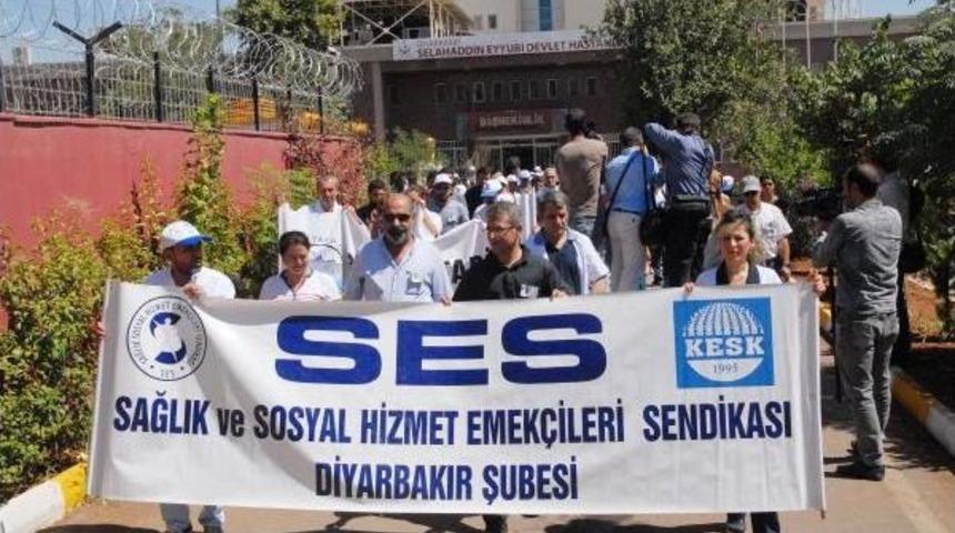 Diyarbakır'da Sağlık &Ccedil;alışanlarından Sessiz Y&uuml;r&uuml;y&uuml;ş