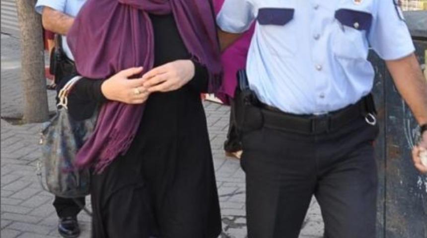 'mor Baş&ouml;rt&uuml;l&uuml; Kadın' Dolandırılmaktan Son Anda Kurtuldu