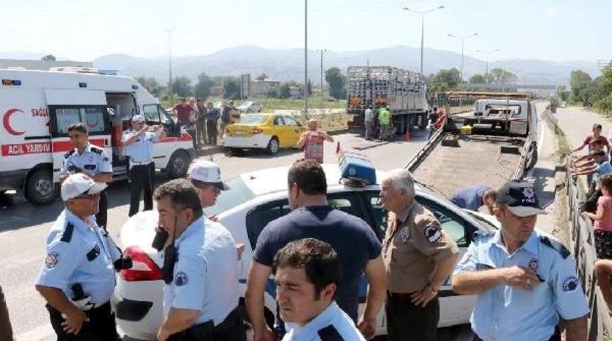 Polis Otomobili Ile Ticari Taksi &Ccedil;arpıştı: 3 Yaralı