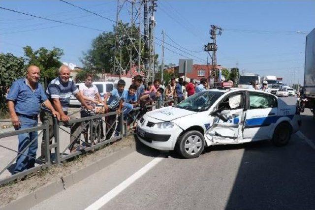 Polis Otomobili Ile Ticari Taksi Çarpıştı: 3 Yaralı