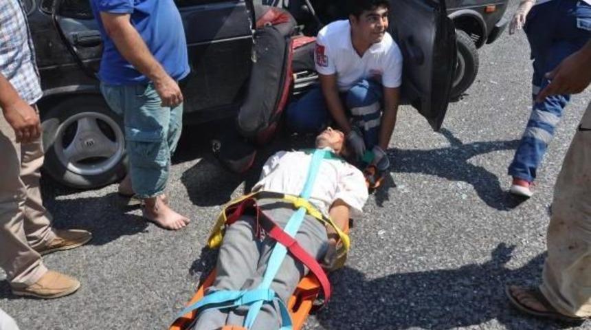 Kavşakta Iki Otomobil &Ccedil;arpıştı: 3 Yaralı