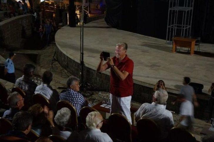 Marmaris’te “yalandan Kim Ölmüş” Adlı Tiyatro Oyunu Beğeni Topladı