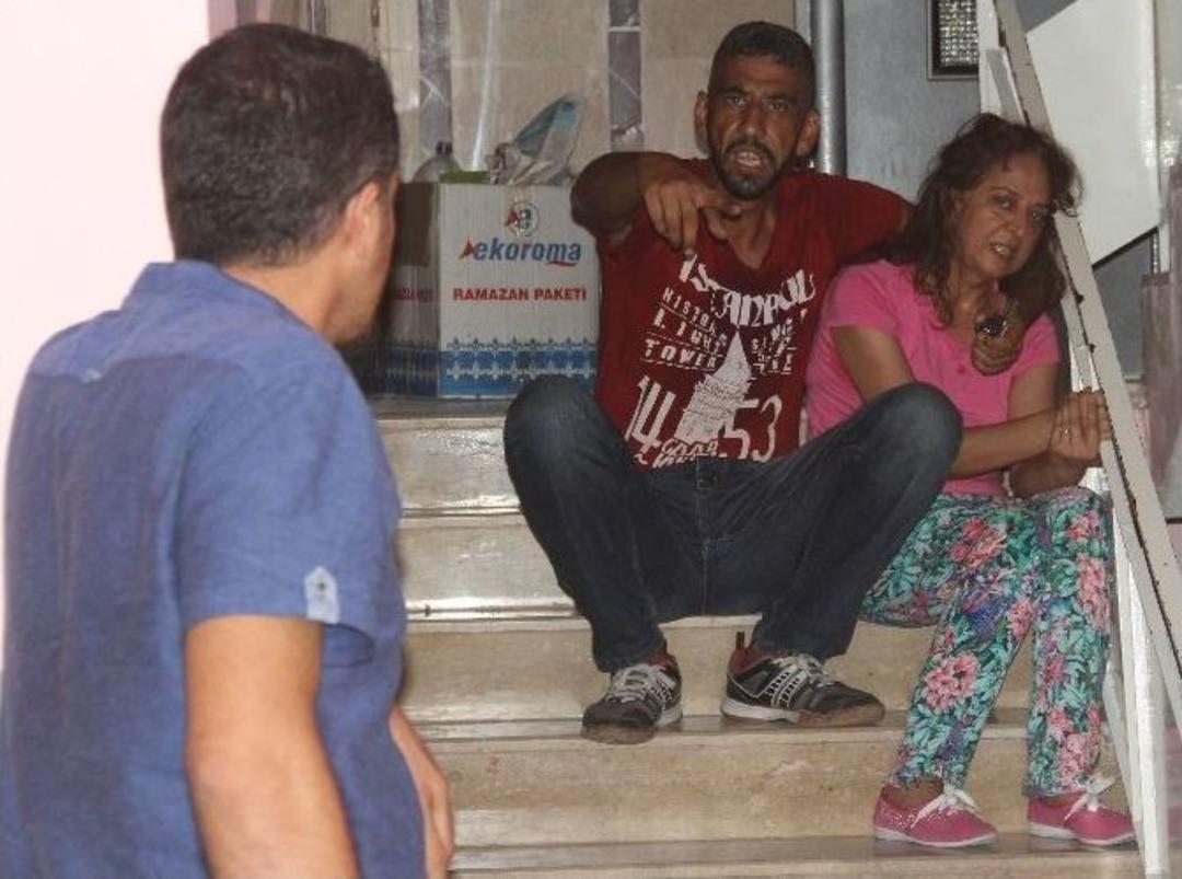 Ablasının Boğazına Bı&ccedil;ak Dayayıp Rehin Aldı