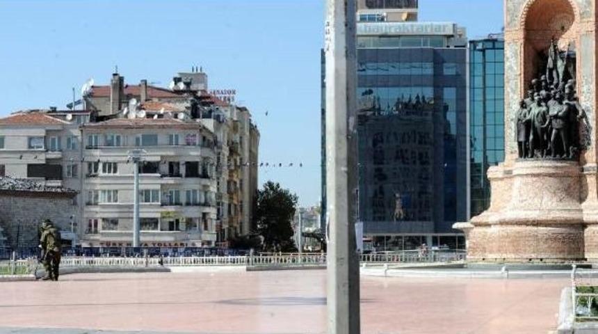Taksim Cumhuriyet Anıtı'nda Ş&uuml;pheli &Ccedil;anta Alarmı (2)