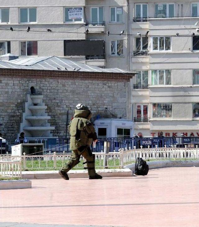 Taksim Cumhuriyet Anıtı nda Ş&uuml;pheli &Ccedil;anta Alarmı (2) 2
