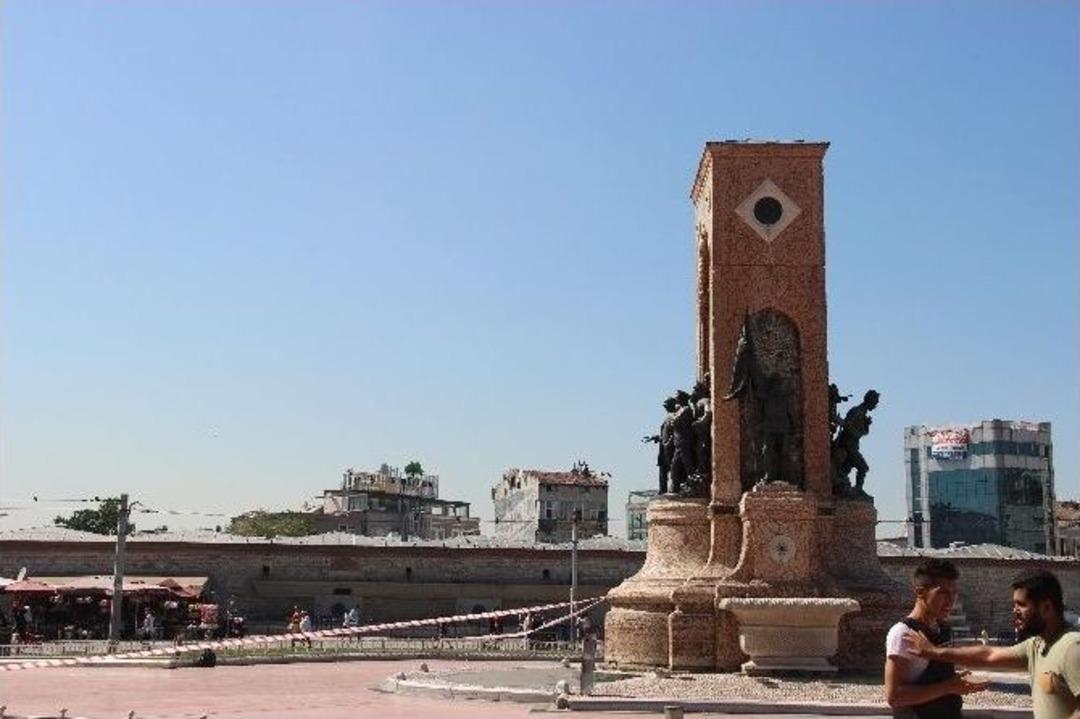 Taksim&rsquo;de Ş&uuml;pheli &Ccedil;anta Paniği