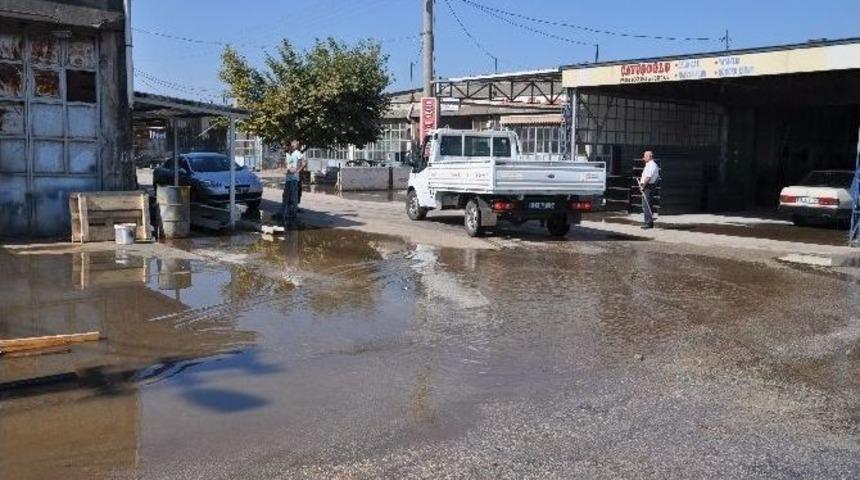 Kanal Taştı, D&uuml;kkanları Su Bastı