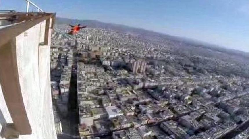 D&uuml;nyaca &Uuml;nl&uuml; Base Jump Atlayış&ccedil;ısı Mersin'de G&ouml;kdelenden Atladı