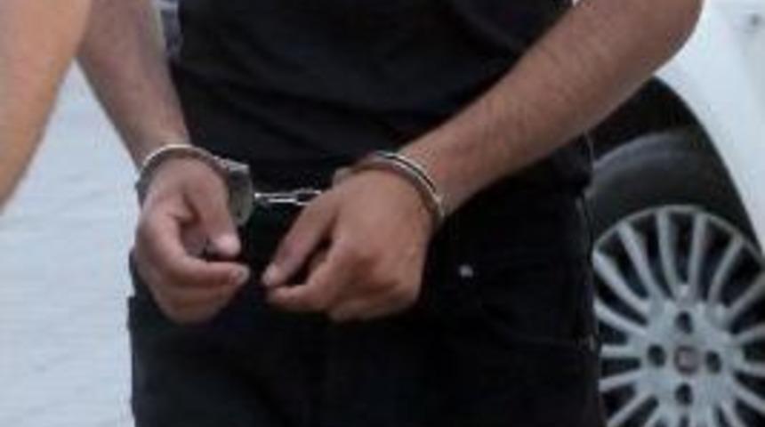 Su&ccedil;&uuml;st&uuml; Yakalanan Uyuşturucu Satıcısı Tutuklandı