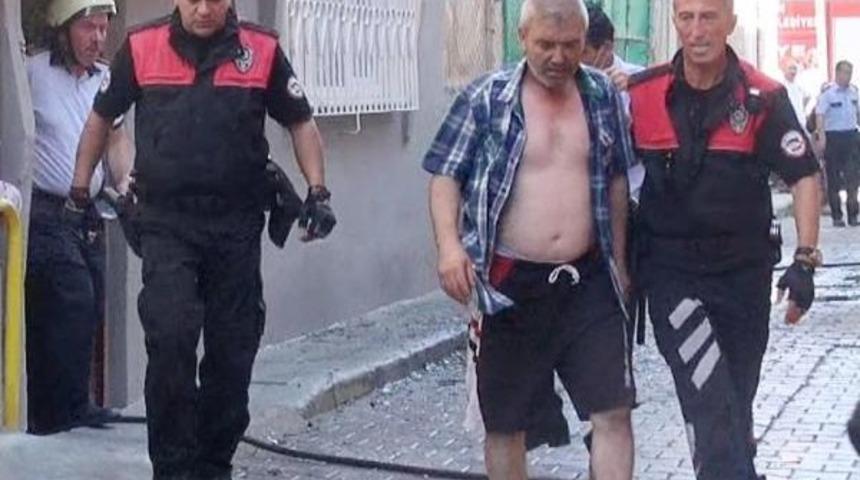 Oturduğu Evi Ateşe Verip, Kapıyı &Uuml;zerine Kilitledi