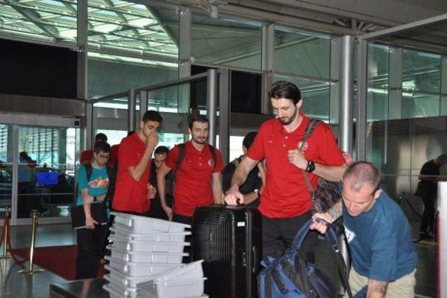 Basketbol A Milli Takımı, Avrupa Şampiyonası Için Berlin'e Gitti