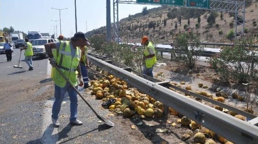 Kavunlar Yola Sa&ccedil;ıldı Trafik Durdu