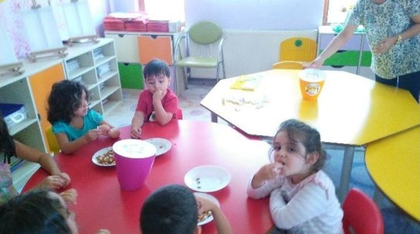 Anaokullarına &Ccedil;&ouml;p Kovası Dağıtıldı