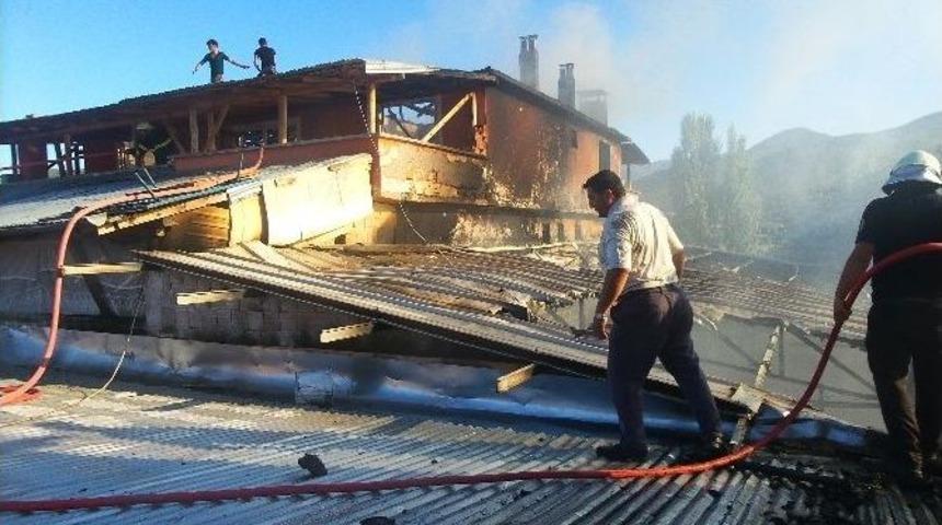 Tosya&rsquo;da 2 Katlı Ev Ve İşyeri K&uuml;l Oldu